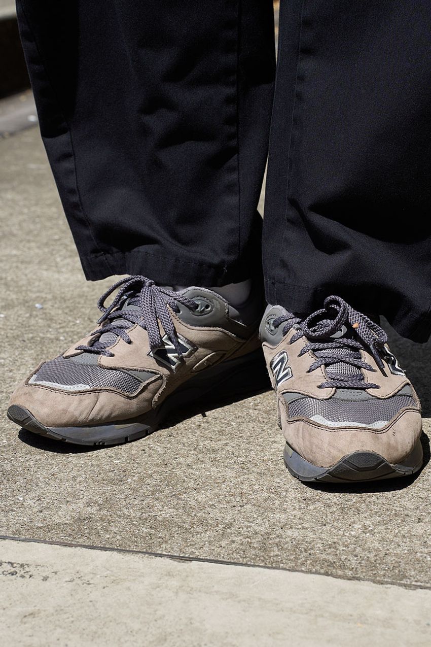 「ニューバランス×黒のワイドパンツ」。最短でお洒落になる組み合わせ、実際のコーデ例をスナップで - 5枚目の画像