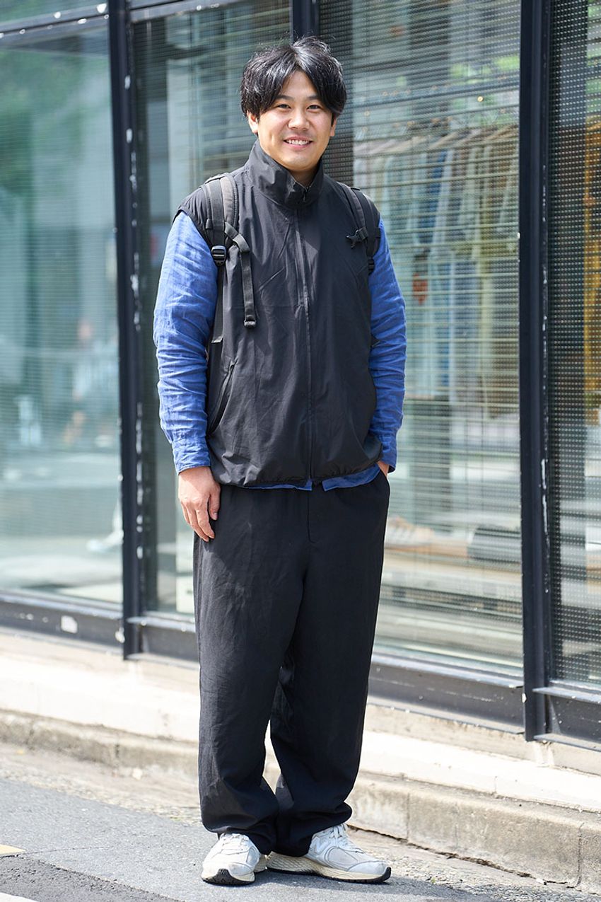 「ニューバランス×黒のワイドパンツ」。最短でお洒落になる組み合わせ、実際のコーデ例をスナップで - 2枚目の画像