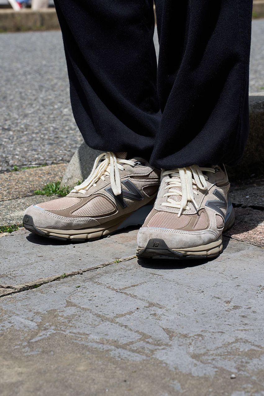 「ニューバランス×黒のワイドパンツ」。最短でお洒落になる組み合わせ、実際のコーデ例をスナップで - 7枚目の画像