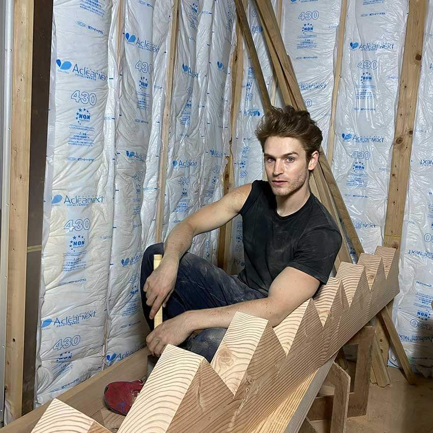 DIY作業中のアントンさん。写真＝本人提供