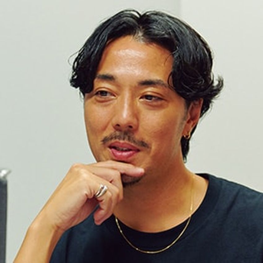 イケてる？イタい？鈴木真悟さんの気分は“ギリギリを攻めた服”。着こなしの秘訣は古着にあり - 1枚目の画像