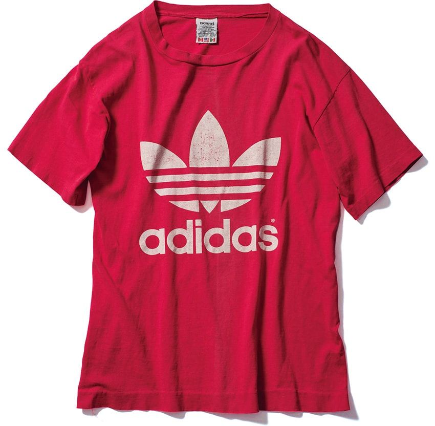 「アディダス」の古着Tシャツ。潔いロゴものが気分。