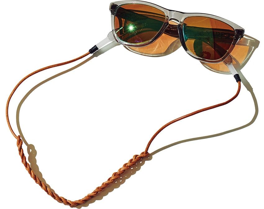 「コンパス」のレザーのグラスコードは使うほどに味わい深くなる。