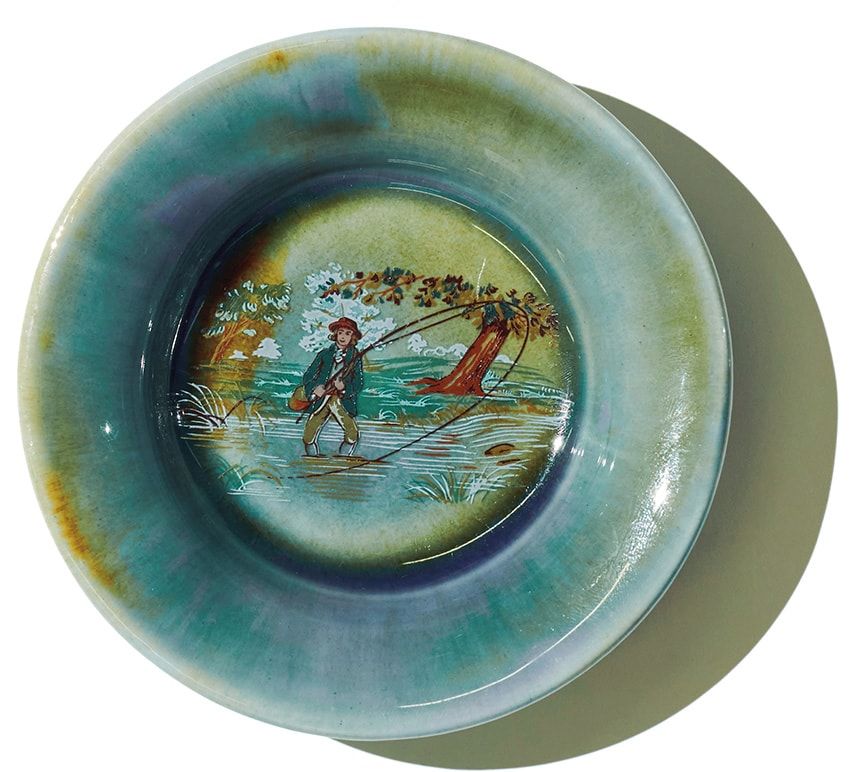 フライフィッシングの様子が絵付けされたヴィンテージの皿。翡翠のような色合いもお気に入り。