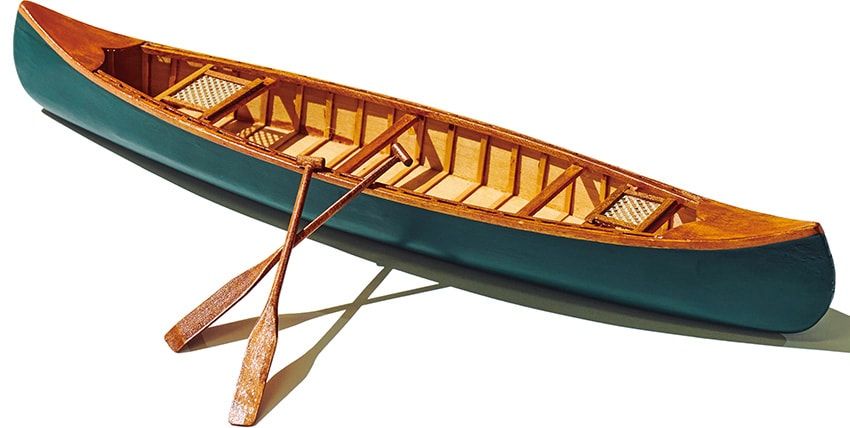 カナディアンカヌーのミニチュア。オールや骨組みなどすべて木で精巧に作られている。
