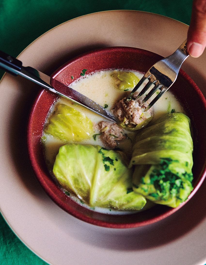 白米にも合う！ミウラメシ流「ミルク仕立てのロールキャベツ」はせりと白味噌が隠し味 - 1枚目の画像