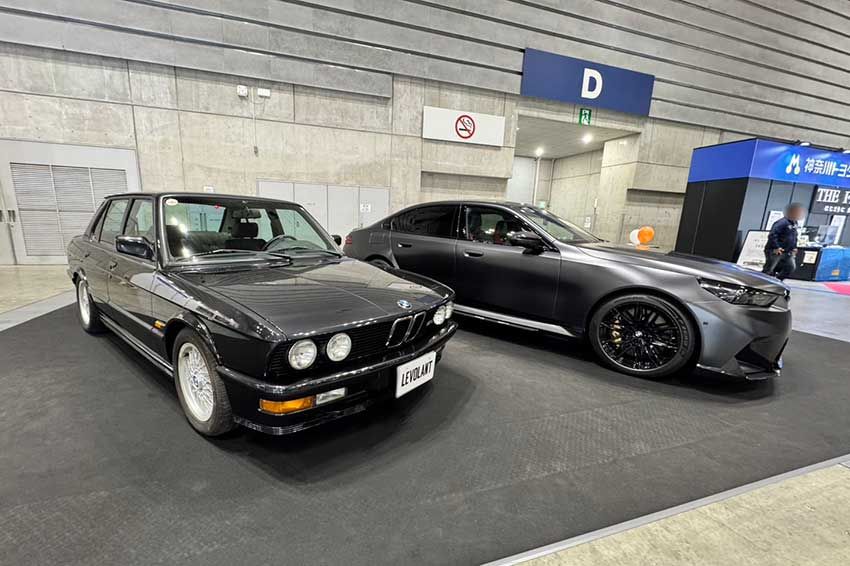 手前が1985年式の初代M5、奥が2024年式の最新型、7代目M5です。