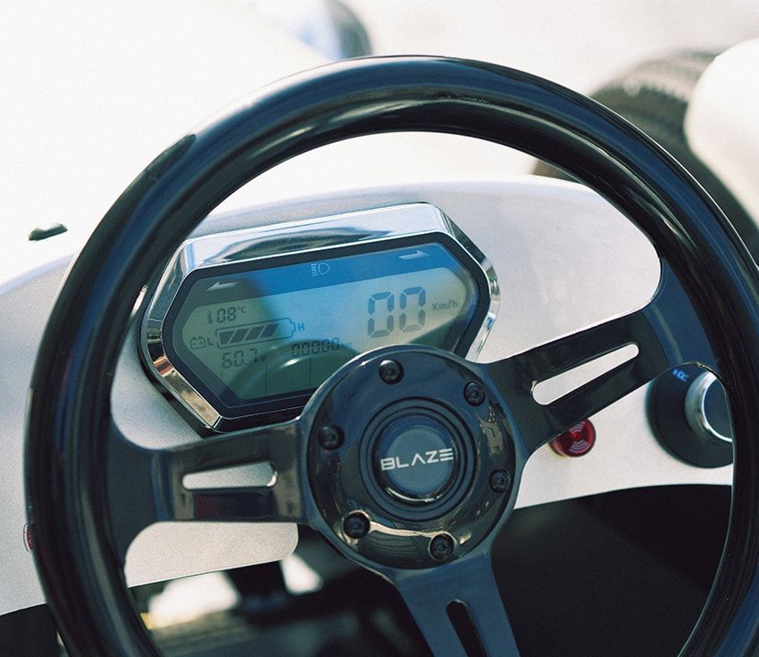 車検、ヘルメット不要のクラシックな原付ミニカーをEV仕様にアップデート！ゴーカート感覚が面白い - 2枚目の画像