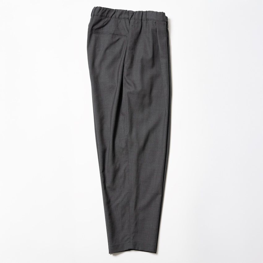 スラックス 2万2000円／スティル バイ ハンド(スタイルデパートメント　03-5784-5430)