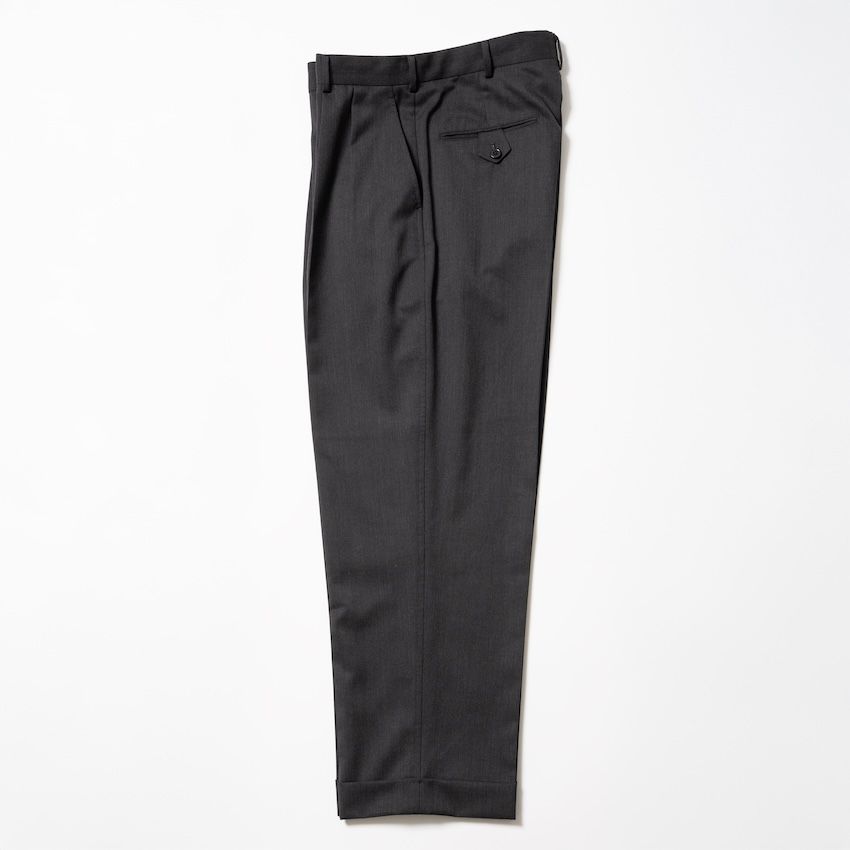 スラックス 2万6400円／ジェイプレス × ビーミング by ビームス（ビーミング ライフストア by ビームス ららぽーとTOKYO-BAY店 047-436-6500）