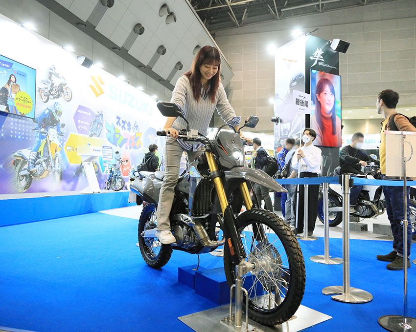 Suzuki DR-Z4SM。林道をイメージして立ち乗り！