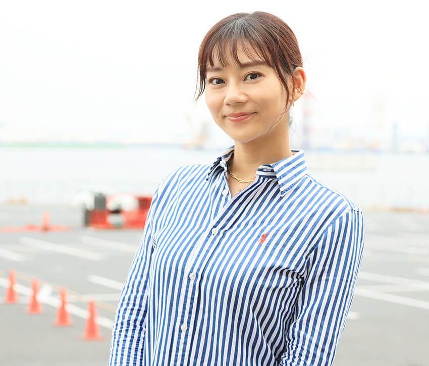 指出瑞貴（さしでみずき）●1994年生まれ東京都港区出身。 11歳でキッズモデル、14歳でドラマ「スクラップ・ティーチャー～ 教師再生～」（NTV）にて女優デビュー。以降、映画・ドラマ・CMと幅広く活躍。映画「ジョジョの奇妙な冒険ダイヤモンドは砕けない第1章」（三池崇史監督）、Netflixオリジナルドラマ「今際の国のアリス」season1＆2、ドラマ「あいつが上手で下手が僕で」(NTV)などに出演。大型二輪免許を取得後、現在は4台のバイクを所有し、バイク女子としても活動。趣味は水上バイク、サウナ、SUP、ヨガなど、アクティブ女子ライフをインスタグラムで日々更新。「サ活っ4〜大分のサウナを巡る〜」（テレビ大分）にも出演中。