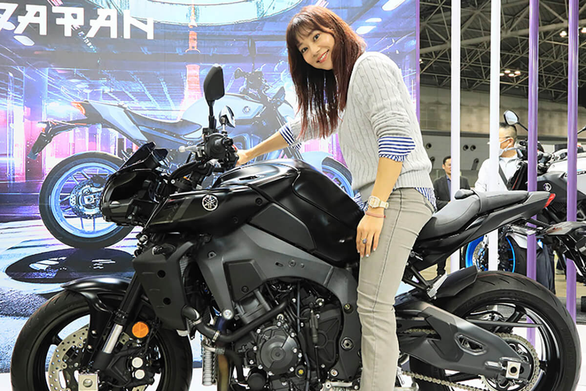 ホンダ、ヤマハ、カワサキ……バイク好き女優が国内最大級のイベントで 