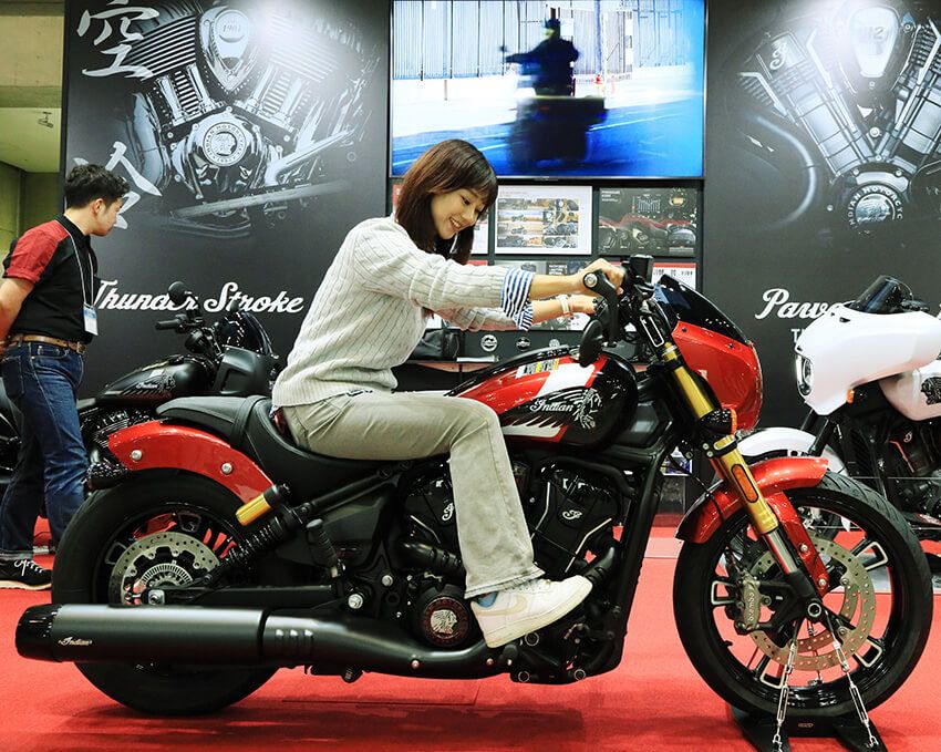 Indian 101 Scout。ちょっとだけ大股になってしまうのはご愛嬌（笑）。