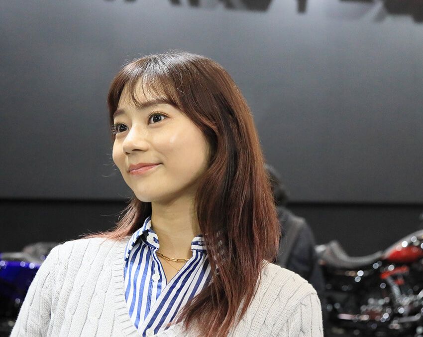 指出瑞貴（さしでみずき）●1994年生まれ東京都港区出身。 11歳でキッズモデル、14歳でドラマ「スクラップ・ティーチャー～ 教師再生～」（NTV）にて女優デビュー。以降、映画・ドラマ・CMと幅広く活躍。映画「ジョジョの奇妙な冒険ダイヤモンドは砕けない第1章」（三池崇史監督）、Netflixオリジナルドラマ「今際の国のアリス」season1＆2、ドラマ「あいつが上手で下手が僕で」(NTV)などに出演。大型二輪免許を取得後、現在は4台のバイクを所有し、バイク女子としても活動。趣味は水上バイク、サウナ、SUP、ヨガなど、アクティブ女子ライフをインスタグラムで日々更新。「サ活っ4〜大分のサウナを巡る〜」（テレビ大分）にも出演中。