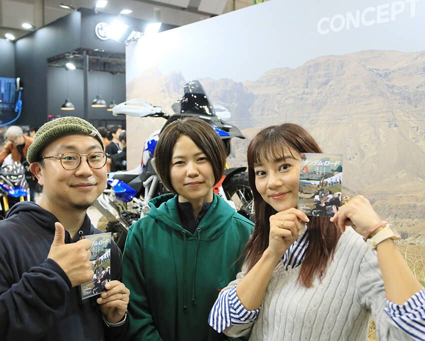 2025年6月に公開予定の映画『タンデム・ロード』は、バイクで世界一周を目指したカップルの1年半の旅を描くドキュメンタリー作品。出演・撮影された滑川将人さん（左）とパートナーの長谷川亜由美さん（中）。