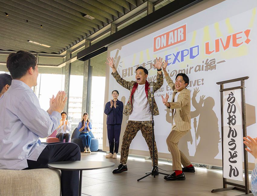 「ほれてまうわ、EXPO LIVE！～大阪waraiのmirai編～」は7月1日～8月31日の間、2Fにて19：30〜20：00に開催中。