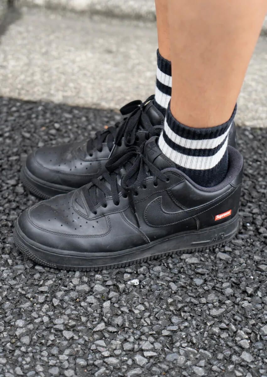 足元は「エア フォース 1」の“黒”で締める！スニーカー使いが巧みな30代〜40代をスナップで - 1枚目の画像