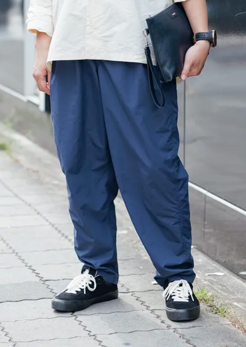 黒より“ちょい軽”なネイビーパンツ。好印象な3人の着こなし好サンプルをスナップで - 1枚目の画像