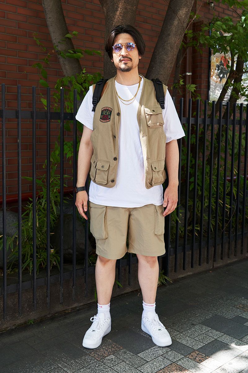ベスト＝トミーヒルフィガー　Tシャツ＝プロクラブ　パンツ＝ユニクロ　シューズ＝ナイキ×シュプリーム　眼鏡＝レイバン　バッグ＝トゥミ　腕時計＝アップル　リング＝スタージュエリー