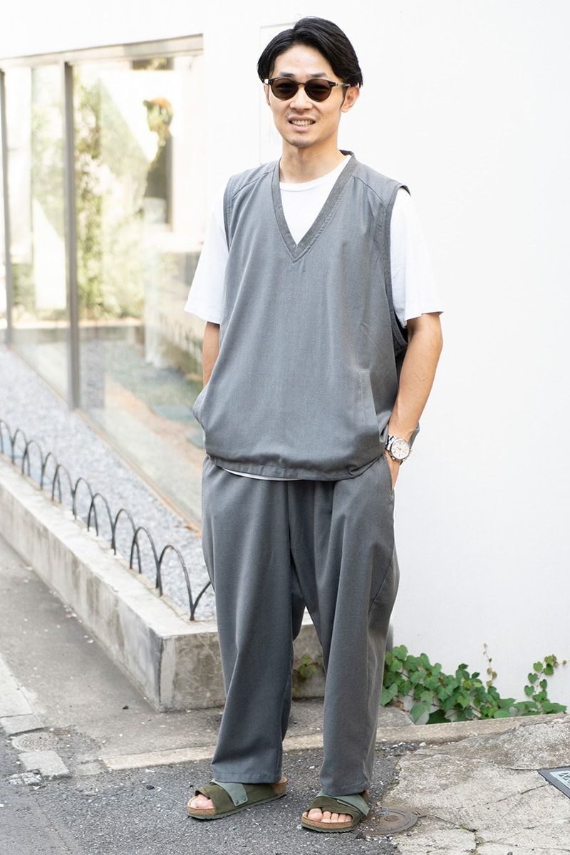 ベスト、パンツ＝ともにヴォイリー　Tシャツ＝オーラリー　サンダル＝ビルケンシュトック　サングラス＝モンクレール　腕時計＝モンブラン