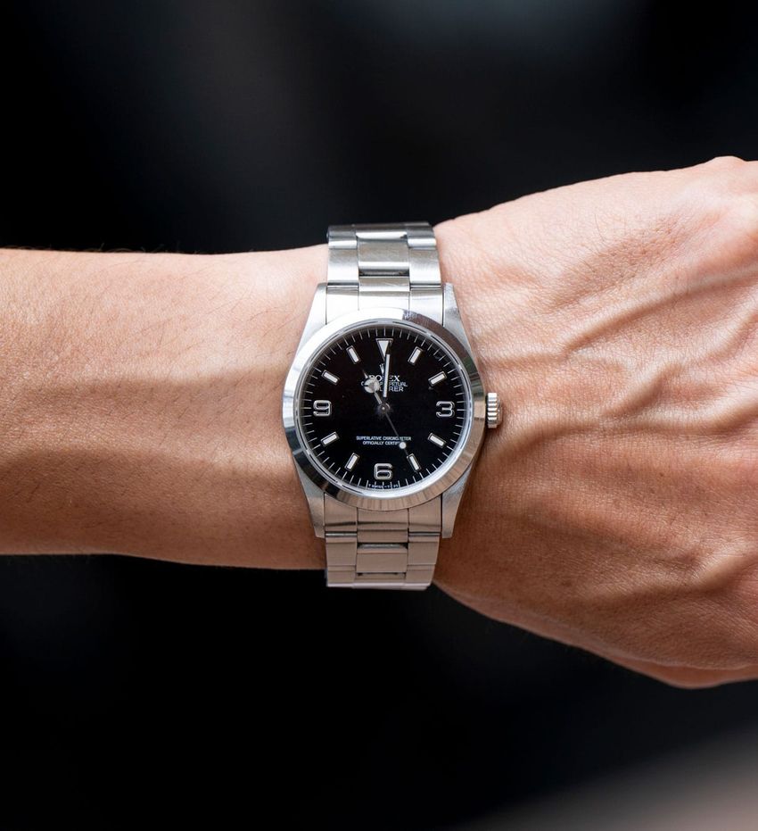 “とろみシャツ”で黒のワントーンコーデに変化を！ 選びのセンスが光るスナップ3選 - 4枚目の画像