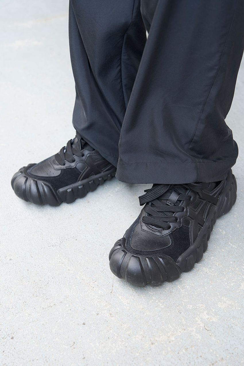 “とろみシャツ”で黒のワントーンコーデに変化を！ 選びのセンスが光るスナップ3選 - 11枚目の画像