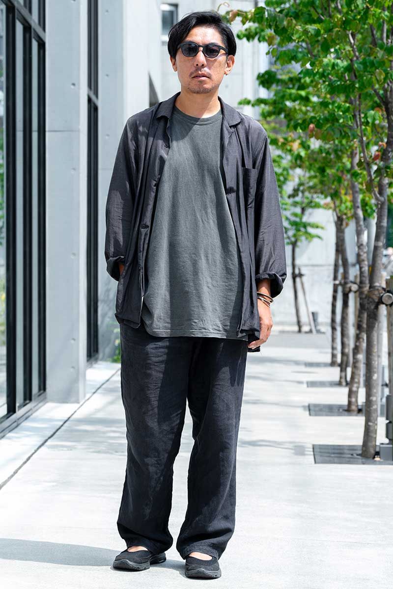 シャツ=バブアー×キャプテンサンシャイン パンツ=古着 サンダル=サロモン サングラス=ジュガードフォーティーン