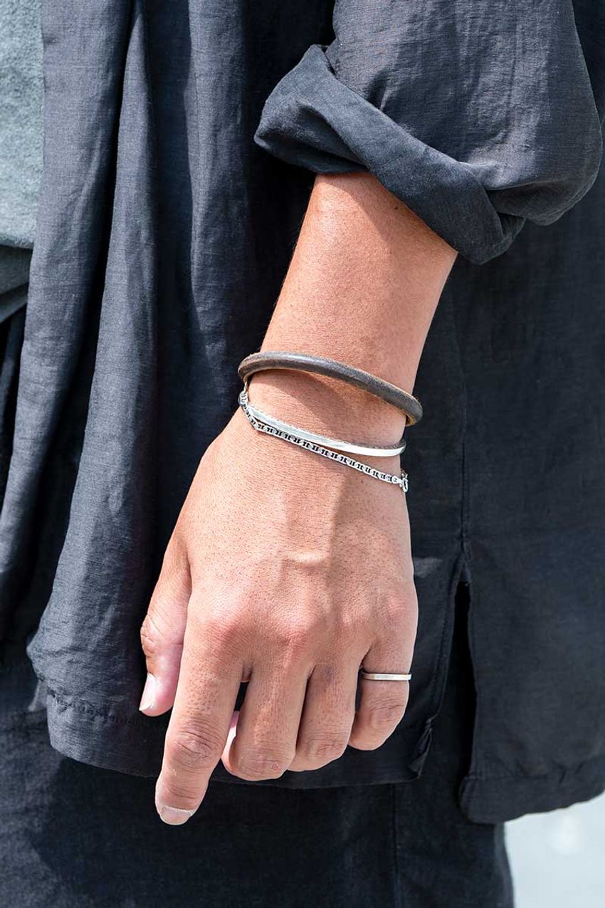 “とろみシャツ”で黒のワントーンコーデに変化を！ 選びのセンスが光るスナップ3選 - 7枚目の画像