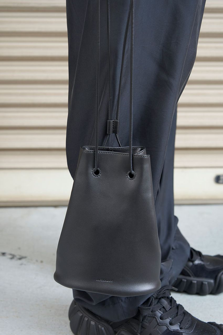 “とろみシャツ”で黒のワントーンコーデに変化を！ 選びのセンスが光るスナップ3選 - 10枚目の画像