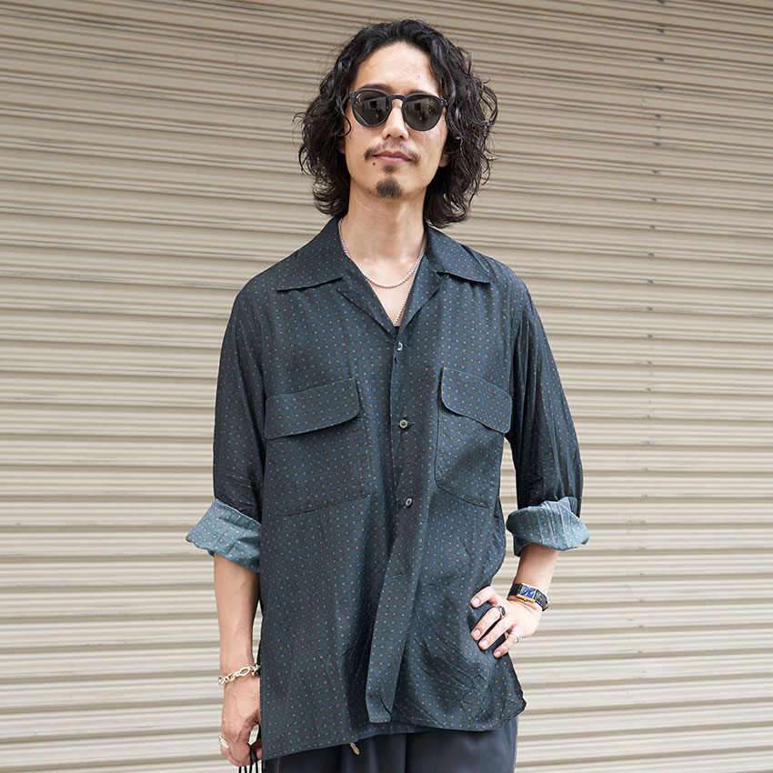 とろみシャツ”で黒のワントーンコーデに変化を！ 選びのセンスが光る