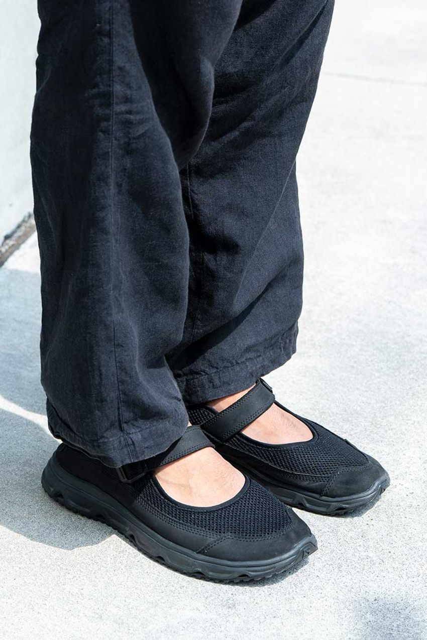 “とろみシャツ”で黒のワントーンコーデに変化を！ 選びのセンスが光るスナップ3選 - 8枚目の画像