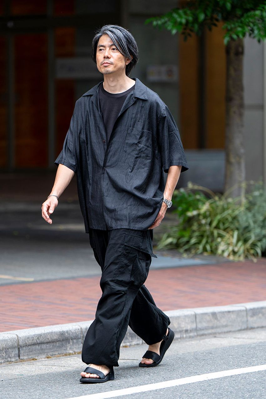 “とろみシャツ”で黒のワントーンコーデに変化を！ 選びのセンスが光るスナップ3選 - 2枚目の画像