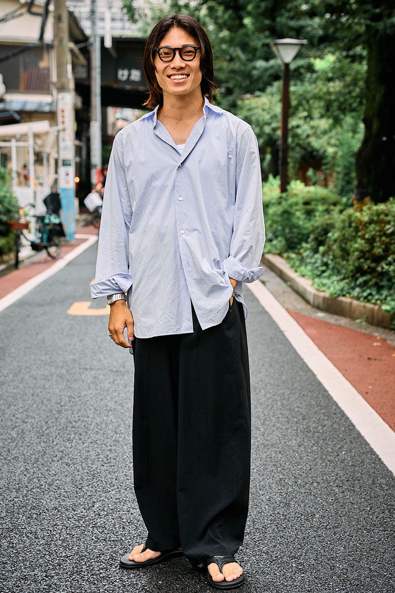 シャツ=マーティーアンドサンズ パンツ=レインメーカー シューズ=アイランドスリッパ 眼鏡=ギュパール 腕時計=カルティエ ブレスレット=ティファニー リング=エルメス