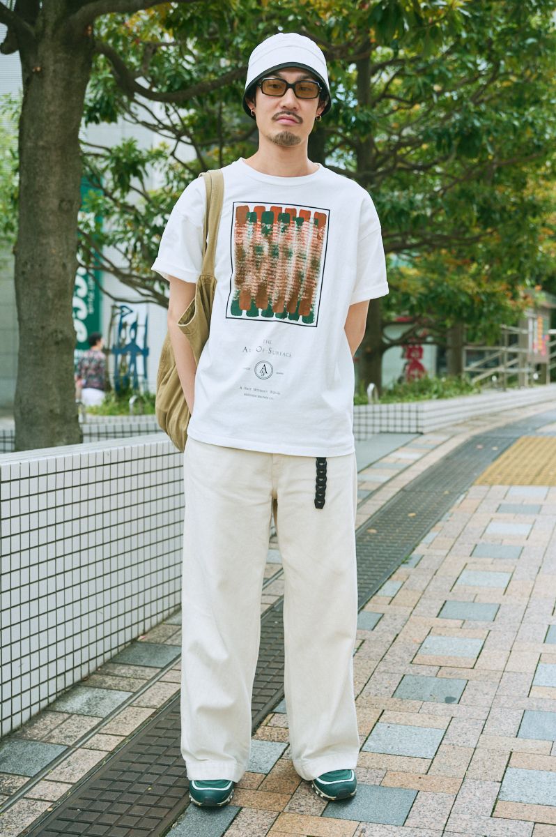 Tシャツ、バッグ＝レディッシュブラウン