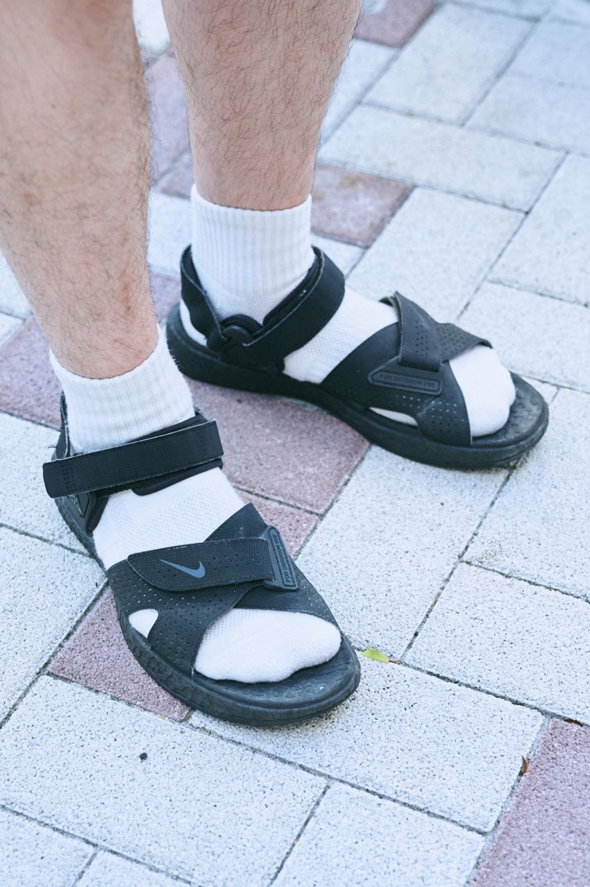 【30、40代】「黒いユニクロのショーツ」が超万能！大人っぽく合わせた街角スナップ3選 - 5枚目の画像