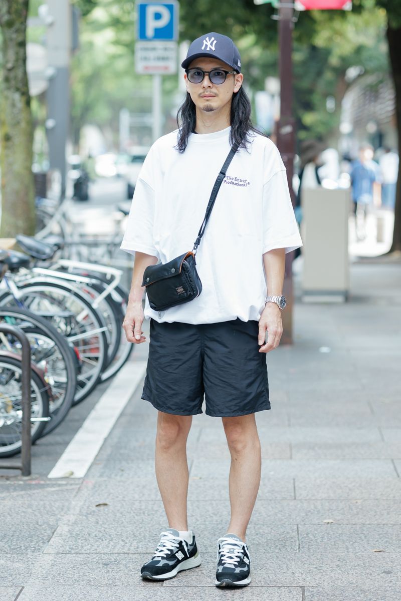 Tシャツ=エンノイ×ダイワピア39 パンツ=ユニクロ シューズ=ニューバランス 帽子=ニューエラ 眼鏡=ジンズ バッグ=ポーター 腕時計=オメガ