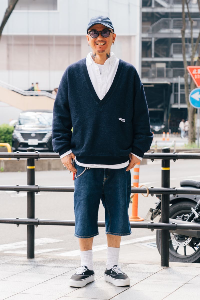 ニット、シャツ、Tシャツ、帽子＝すべてカウラム 　デニム＝ノーティカ　シューズ＝ヴァンズ　眼鏡＝アイヴォル　ネックレス、リング2＝ともにヴィンテージ　リング＝ルイヴィトン  