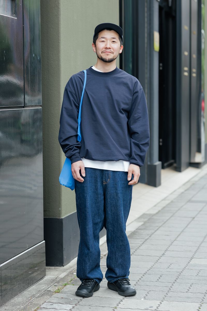 スウェット、帽子＝ともにダイワピア39　デニム、バッグ＝ともにエブリワン　シューズ＝エブリワン×リーボック