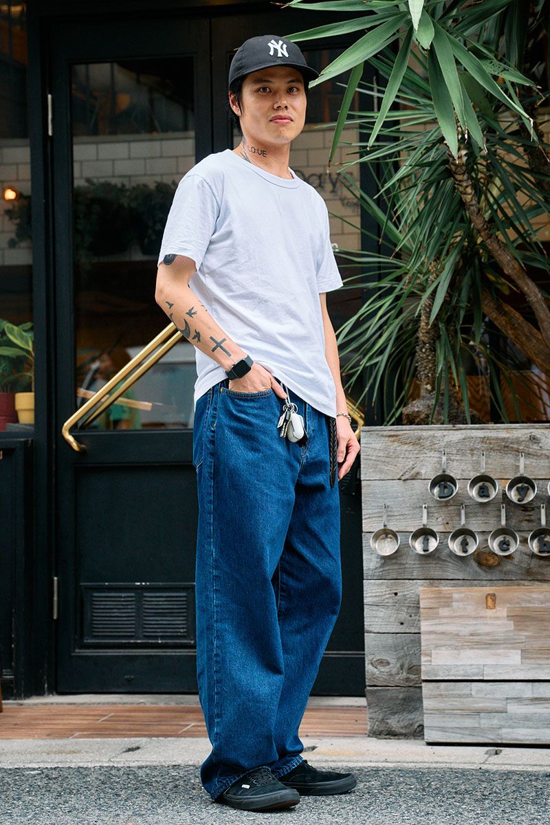 Tシャツ＝コンビニエンスウェア　デニム＝ギャップ　シューズ＝ヴァンズ　帽子＝ニューエラ　腕時計＝アップル　ネックレス、リング＝ティファニー　ブレスレット＝ホーセンブース  