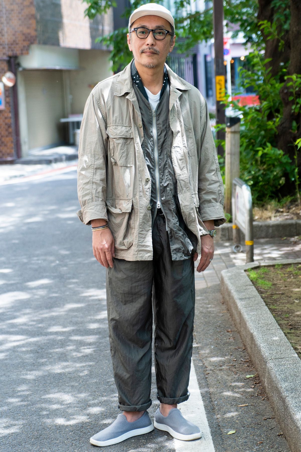 アウター、ジャケット、Tシャツ、パンツ、帽子＝すべてポストオーバーオールズ　シューズ＝オールバーズ　眼鏡＝ジュリアスタートオプティカル　スカーフ＝かまわぬ　バングル＝ナバホ　リング＝不明　腕時計＝ロレックス