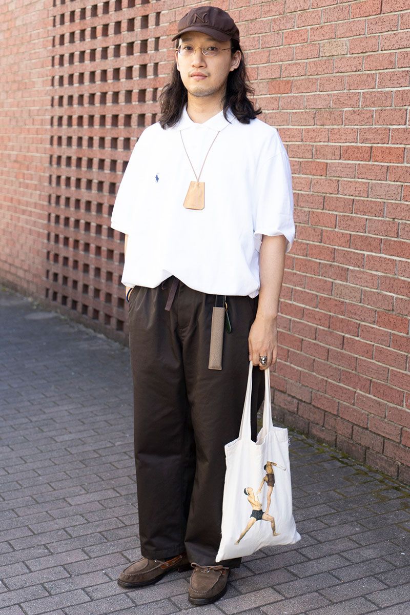 ポロシャツ、シューズ＝ともにポロラルフローレン　パンツ＝カン×ビーバー　帽子＝ネーム　眼鏡＝マイキータ×メゾンマルジェラ　バッグ＝シアージ　アクセサリー＝ネーム　リング＝ポダ　リング2＝ガンダム
