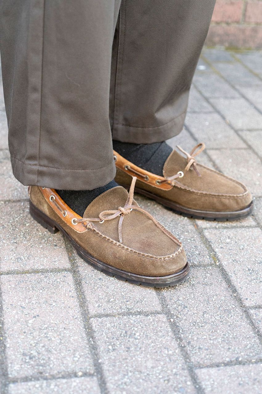 洒落た大人たちが実践する「オジサンに見せないポロシャツの着方」。シルエットはルーズ、ボタンは全留め - 4枚目の画像