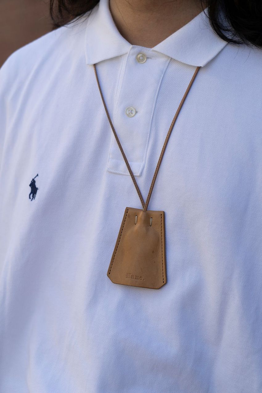 洒落た大人たちが実践する「オジサンに見せないポロシャツの着方」。シルエットはルーズ、ボタンは全留め - 3枚目の画像