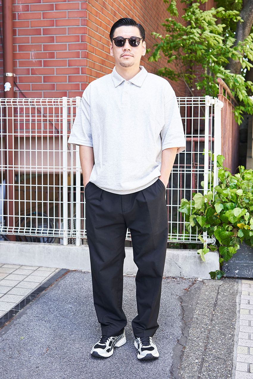 洒落た大人たちが実践する「オジサンに見せないポロシャツの着方」。シルエットはルーズ、ボタンは全留め - 8枚目の画像