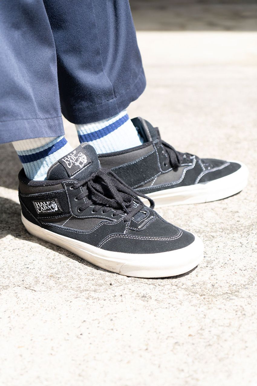 洒落た大人たちが実践する「オジサンに見せないポロシャツの着方」。シルエットはルーズ、ボタンは全留め - 7枚目の画像