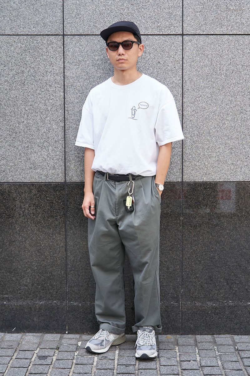 Tシャツ、パンツ＝ともに古着