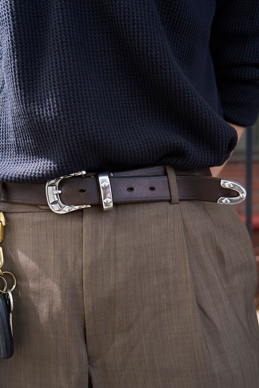 大人の“タックイン”をさらにお洒落に！ベルトとキーリングの重要性を示す3名をスナップで - 3枚目の画像