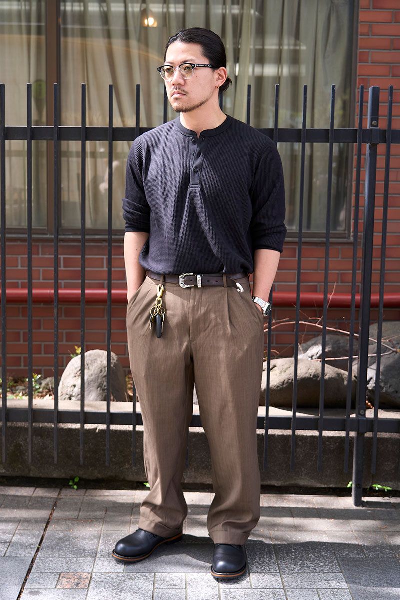 カットソー=ユニクロ パンツ、リング=ともに古着 シューズ=ダイヤモンドストリート 眼鏡=アメリカンオプティカル 腕時計=カシオ ベルト=ヴィンテージワークス