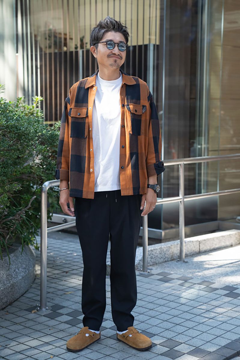 シャツ＝モンキータイム　Tシャツ、 デニム＝ともにビューティアンドユースユナイテッドアローズ　シューズ＝ビルケンシュトック　眼鏡＝アヤメ　腕時計＝カシオ　ブレスレット＝不明